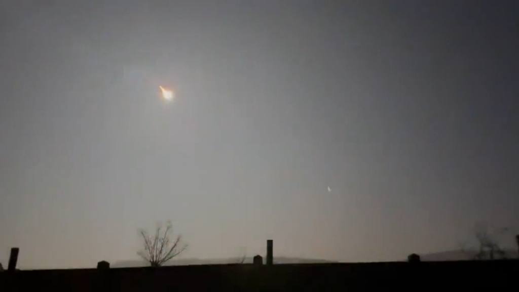 Un asteroide arde al entrar en la atmósfera sobre el canal de la Mancha