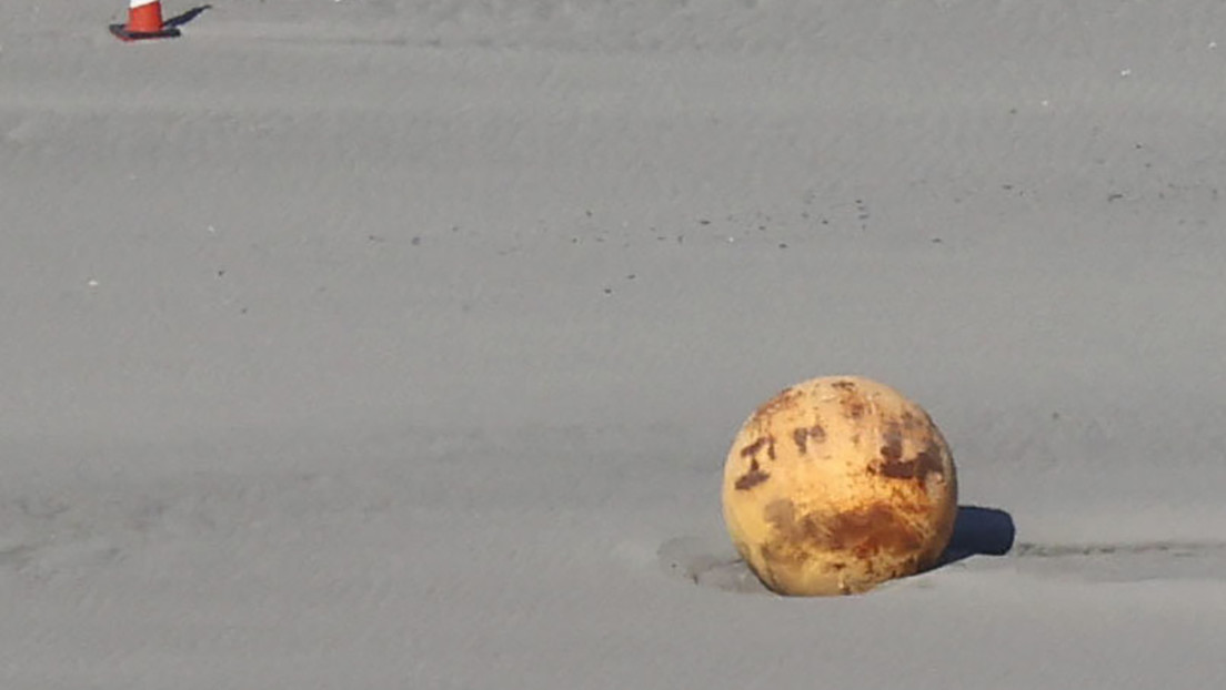 ¿Qué se sabe de la misteriosa bola anaranjada de hierro que apareció en la costa de Japón?