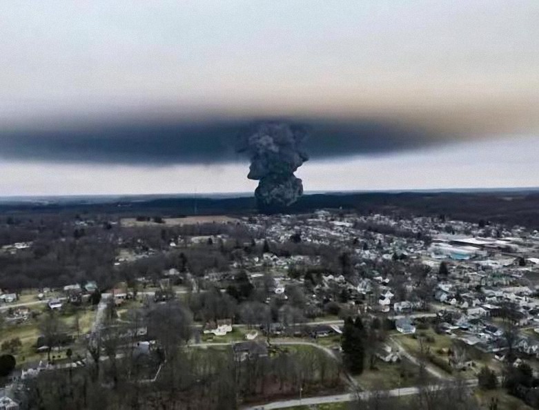 «Repugnante»: Senador estadounidense muestra el nivel de contaminación del agua en Ohio