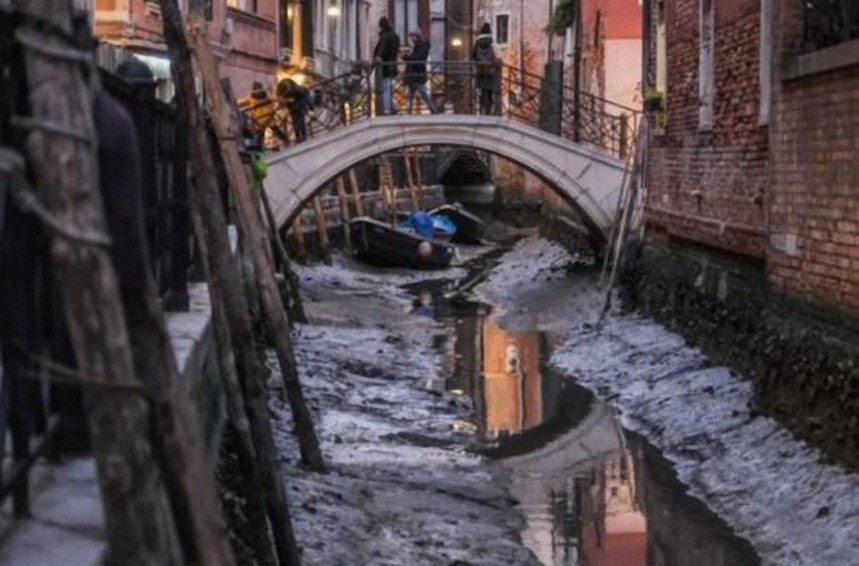 Los canales de Venecia se han secado, algo extraño está pasando