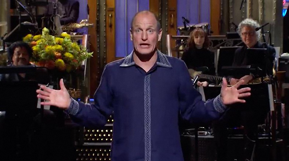 Woody Harrelson destroza a las grandes farmacéuticas y la corrupción de Covid en el monólogo de apertura de «Saturday Night Live»