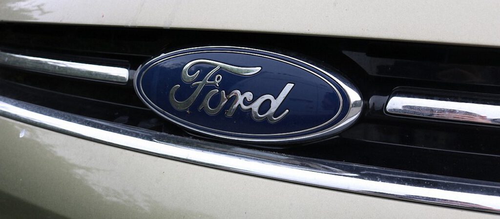 Ford se hunde después de detener la producción y los envíos de su F-150 eléctrica por ‘problemas de batería’