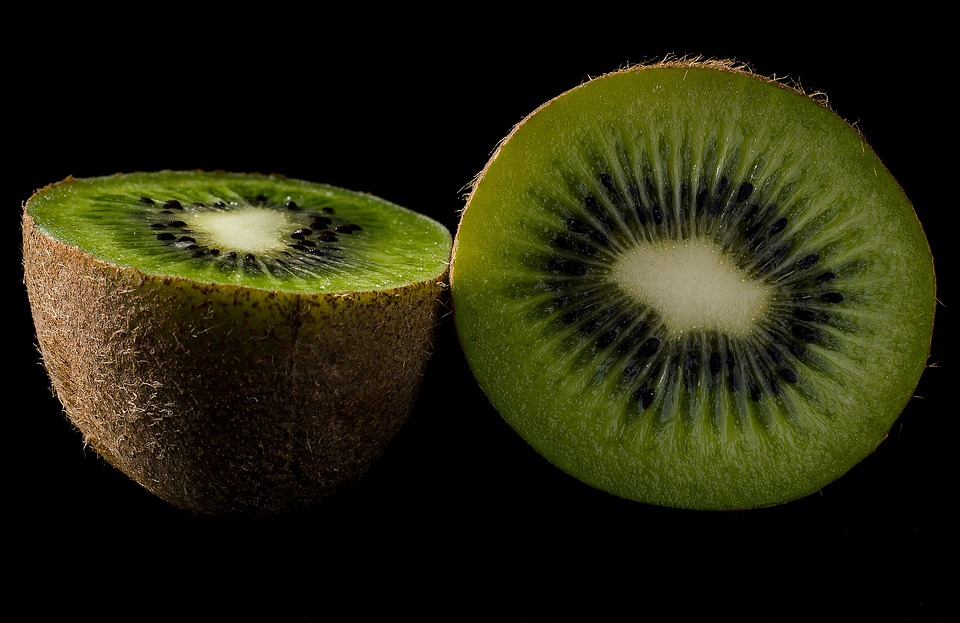 8 beneficios para la salud respaldados por la ciencia de comer kiwi