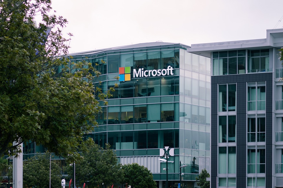 Microsoft incorpora la inteligencia artificial de ChatGPT en su buscador y navegador