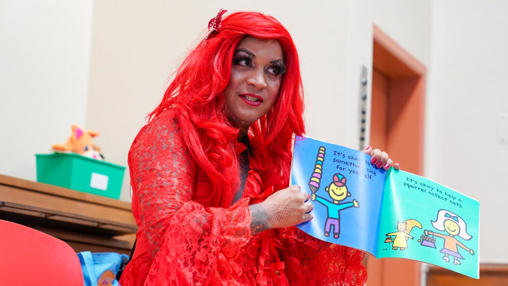 Una isla británica suspende la educación sexual en sus colegios tras la clase de una ‘drag queen’