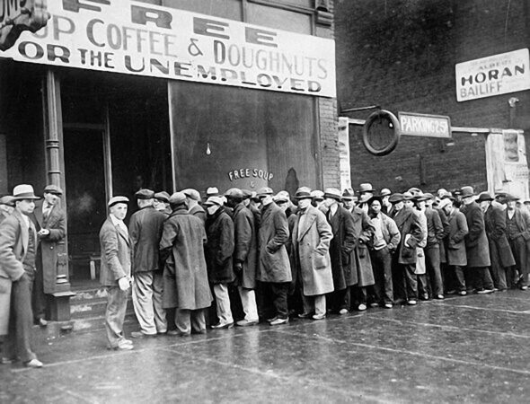 Great-Depression-Men-Lined-Up-Outside-A-Soup-Kitchen-590x450