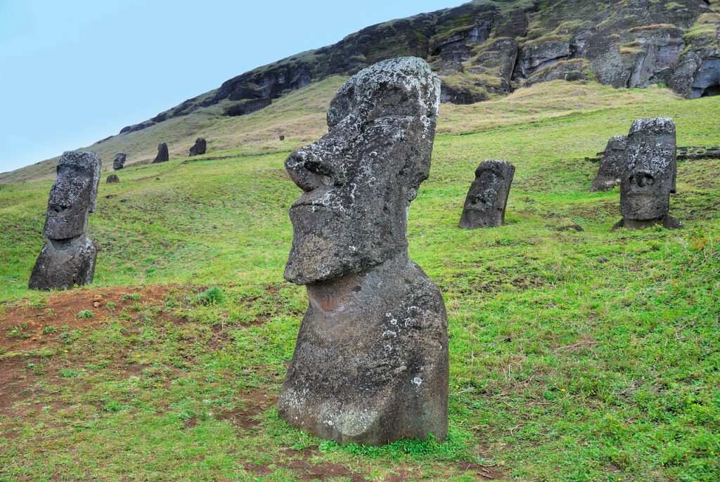 Hallan un nuevo moái en un lago seco de la isla de Pascua