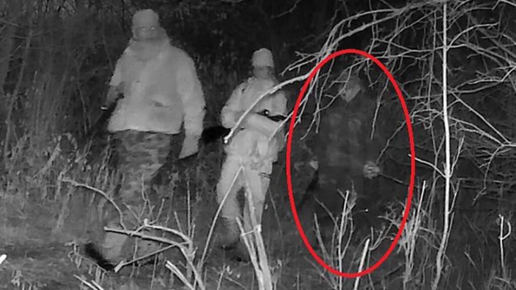 Una cámara forestal capta a un fantasma caminando junto a dos cazadores