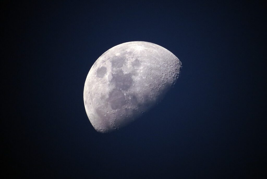 Descubren en la Luna una reserva de agua estimada en millones de toneladas