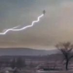 Objeto extraño es golpeado por varios rayos durante una tormenta eléctrica