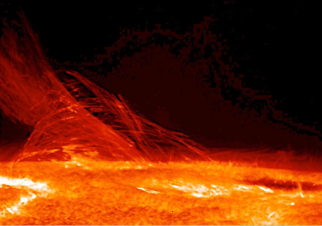 Captan un tornado solar de más de 100.000 kilómetros de altura