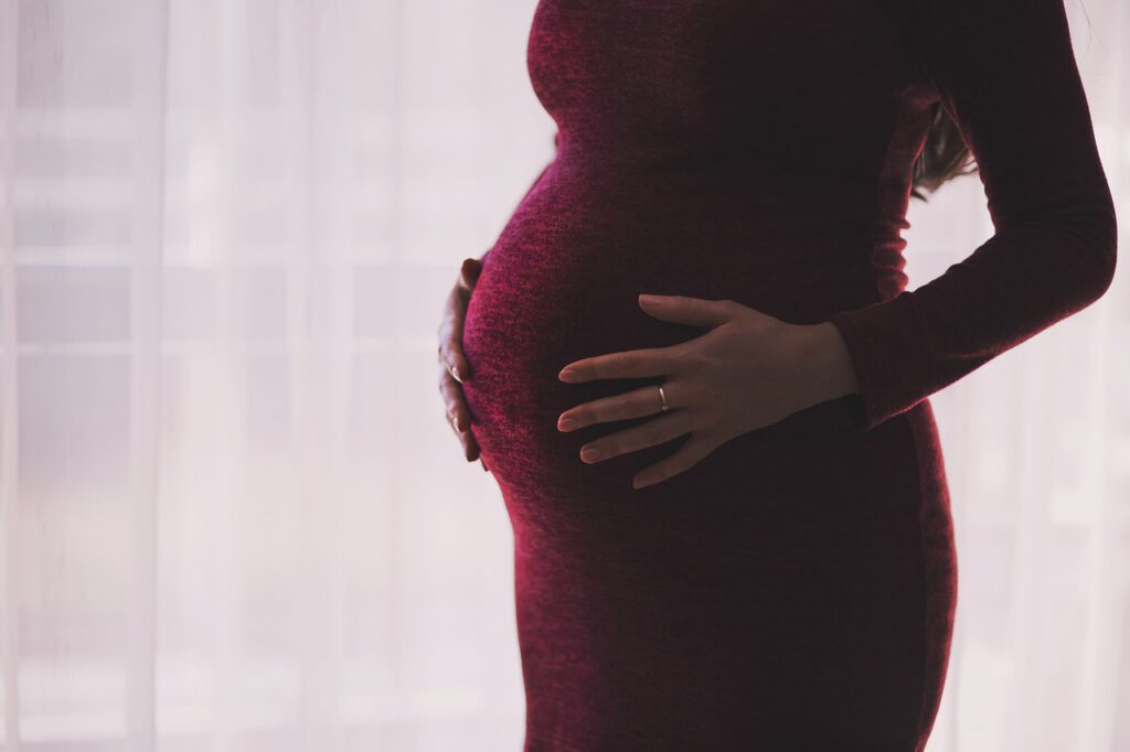 «Las mujeres que dan a luz hoy en EEUU tienen casi cuatro veces más probabilidades de morir que sus propias madres»