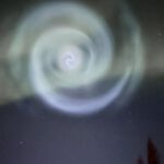 Una extraña espiral brillante aparece en el cielo nocturno de Alaska