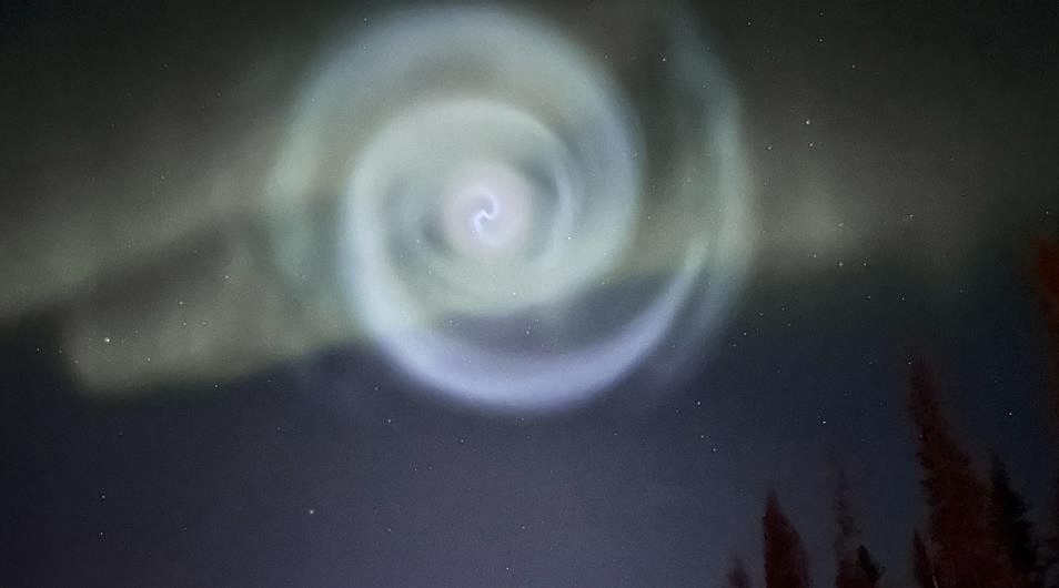 Una extraña espiral brillante aparece en el cielo nocturno de Alaska