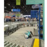 Un robot cae al suelo tras una larga jornada laboral acomodando cajas
