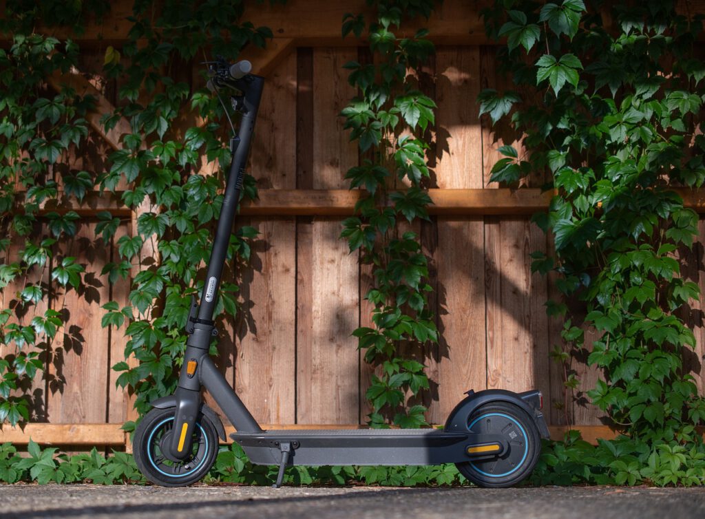 Parisinos votan a favor de prohibir el alquiler de patinetes eléctricos en la capital francesa