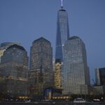 Un rayo impacta en el One World Trade Center e ilumina el cielo de Nueva York