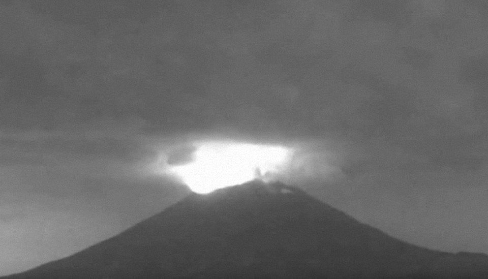 Misteriosos y escalofriantes aullidos se escuchan despues de una explosión en el Popocatépetl