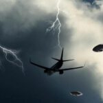 Graban tres ovnis desde un avión durante una tormenta