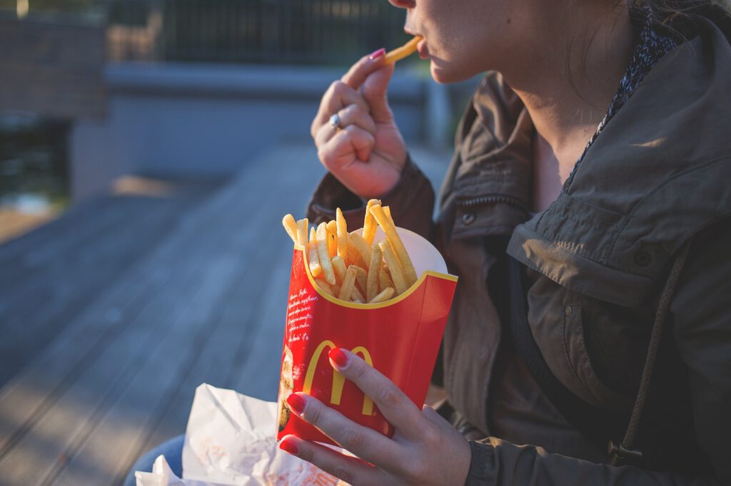 La IA podría reemplazar a millones de empleados del sector de comida rápida en los próximos años