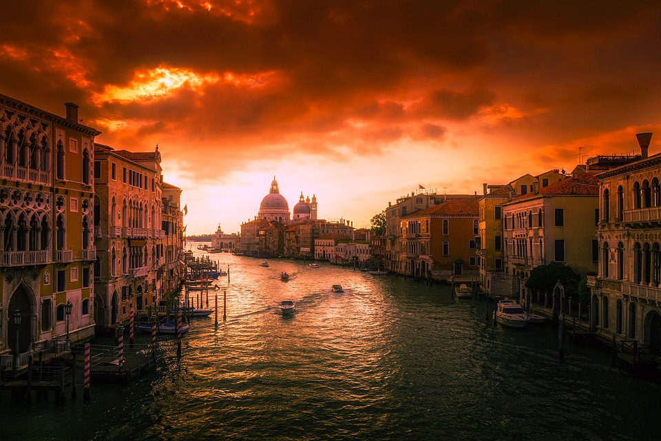 El agua del Gran Canal de Venecia se tiñe de verde y nadie sabe por qué