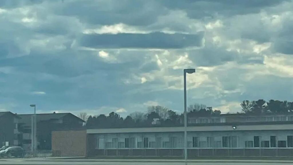 Fotografían una misteriosa nube rectangular sobre una ciudad de EE.UU.