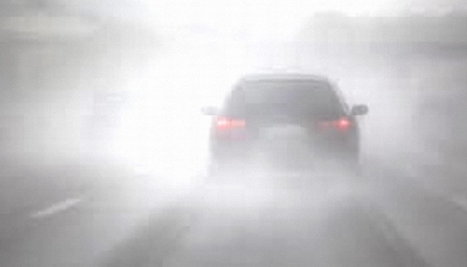 Conductor afirma que un coche negro desapareció sin dejar rastro en una nube de humo blanco