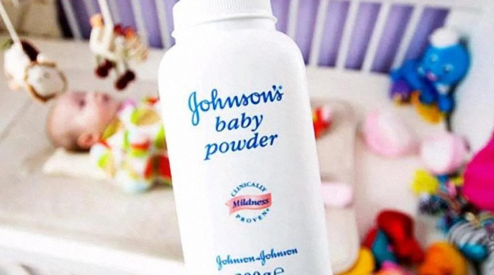 Johnson & Johnson debe pagar 18,8 millones de dólares a un hombre con cáncer por uso de talco de bebés