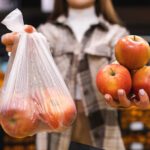 Este es el primer país del mundo en prohibir bolsas finas de plástico en los supermercados