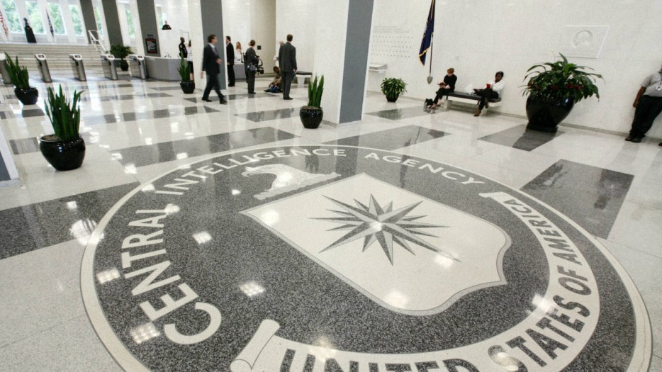 Agente de la CIA confiesa en su lecho de muerte: ‘Miles de millones morirán en 2024’