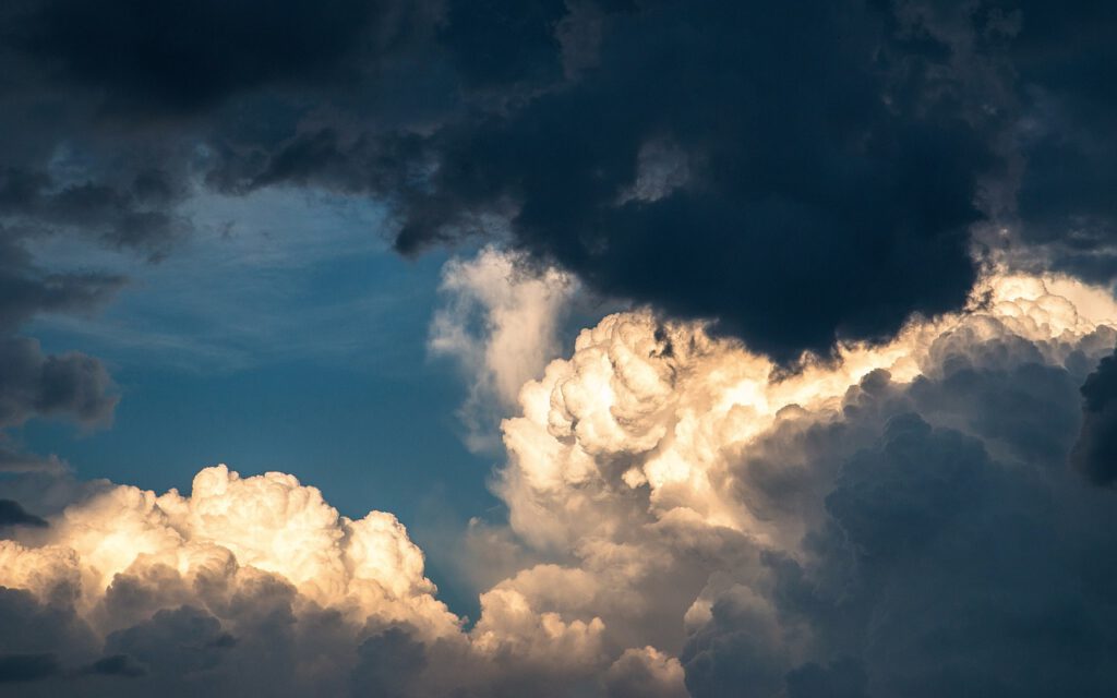 Se forma una rara nube rojiza sobre una ciudad sudafricana