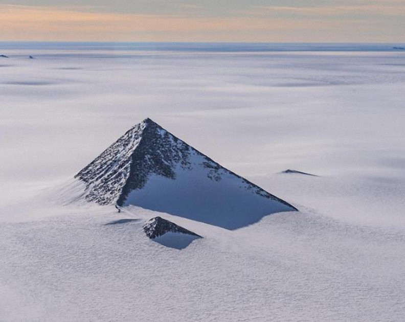 Misteriosa Pirámide descubierta debajo del hielo de la Ántartida