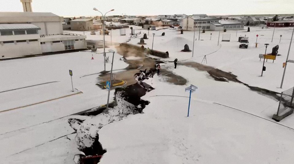 Dron capta imágenes de las grietas volcánicas de una ciudad evacuada en Islandia