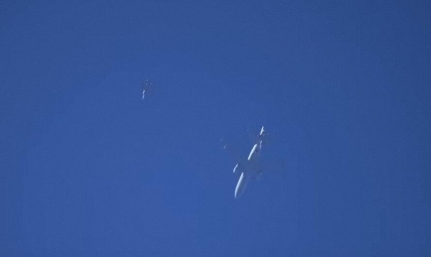 Ovni en directo cruza el Air Force One el avión presidencial de Biden