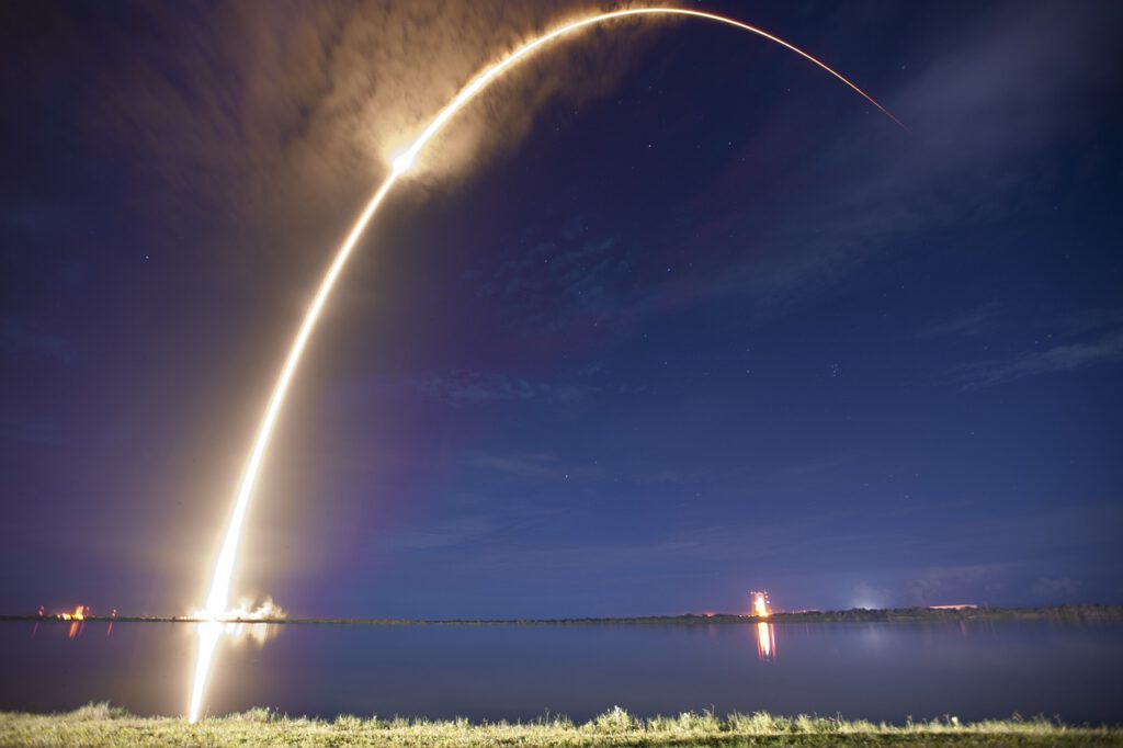 ‘Auroras SpaceX’: científicos alertan de agujeros rojos en la atmósfera abiertos por los propulsores de Musk