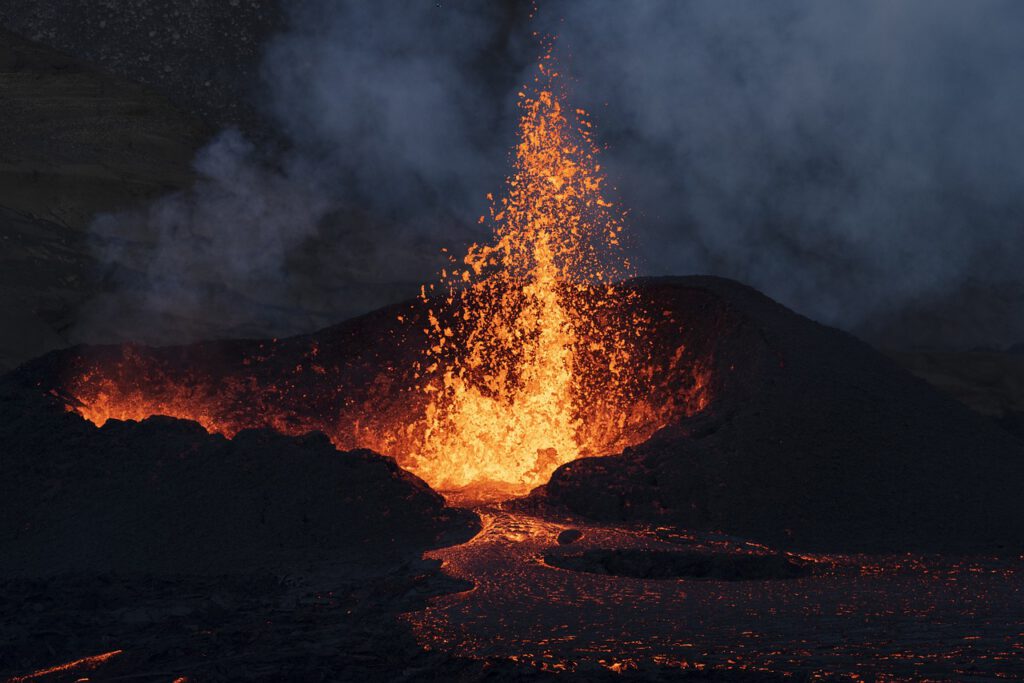 La erupción de un volcán en Islandia causa una evacuación masiva