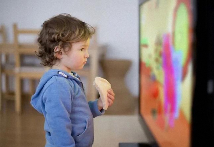 ¿Pones a tu niño pequeño frente al televisor?