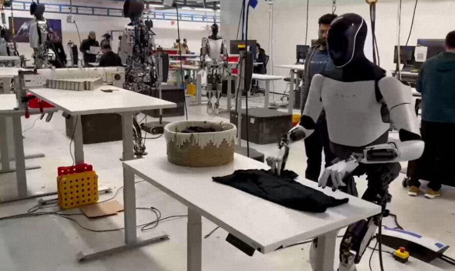 Musk muestra al robot humanoide de Tesla doblando una camisa
