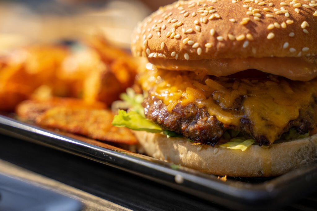 Detectan presencia generalizada de sustancias químicas plásticas en alimentos analizados en EE.UU.