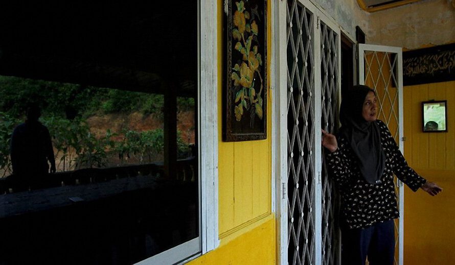 Los aldeanos de Malasia viven con miedo por culpa de una entidad oscura que intenta irrumpir en sus casas por la noche