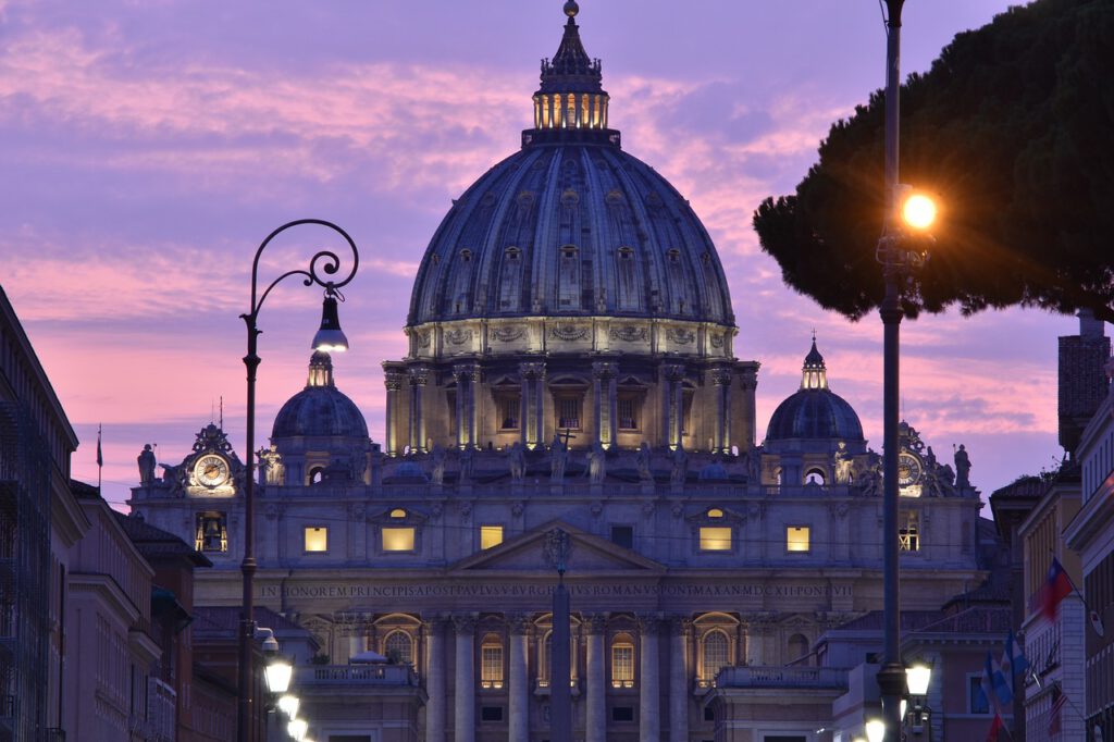 Decenas de empleados amenazan al Vaticano con una demanda sin precedentes