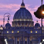 Decenas de empleados amenazan al Vaticano con una demanda sin precedentes