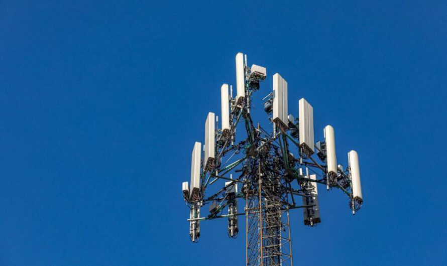 Empresas de telecomunicaciones impulsan la colocación de torres de telefonía móvil en escuelas, a pesar del riesgo para los niños