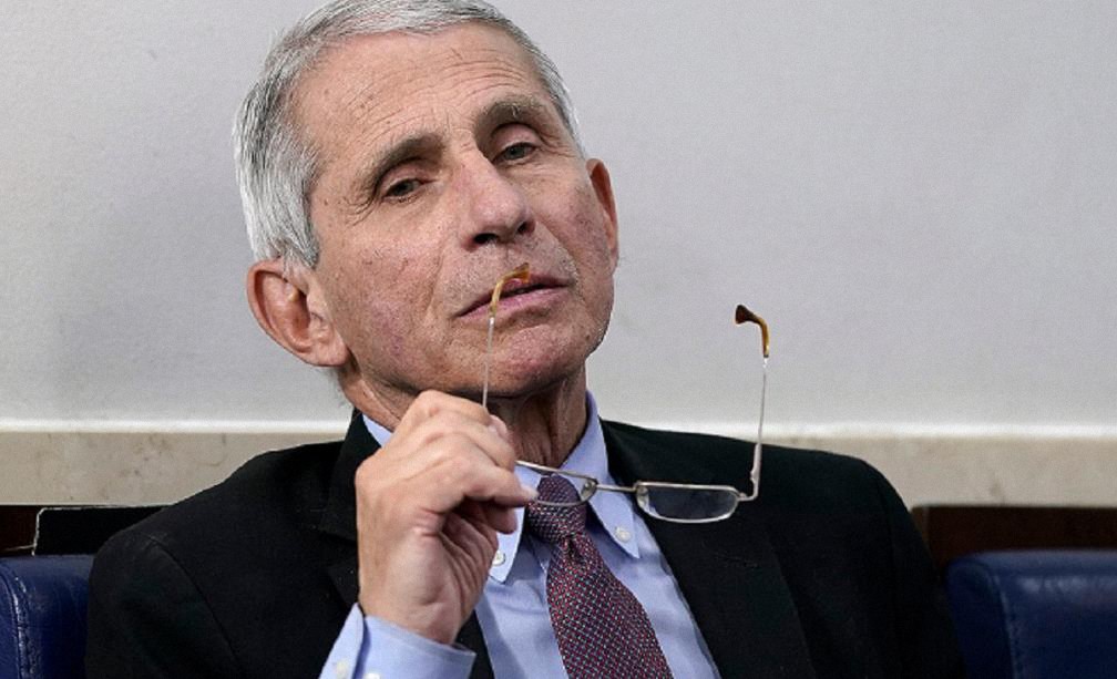 EE.UU: Fauci admitió que las reglas de Covid, como el distanciamiento social y el uso de mascarillas para niños, no están basadas en la ciencia