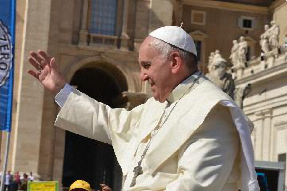 ¿Porqué el Papa tiene el Extraño Gigante de Atacama Pintado en su Ropa?