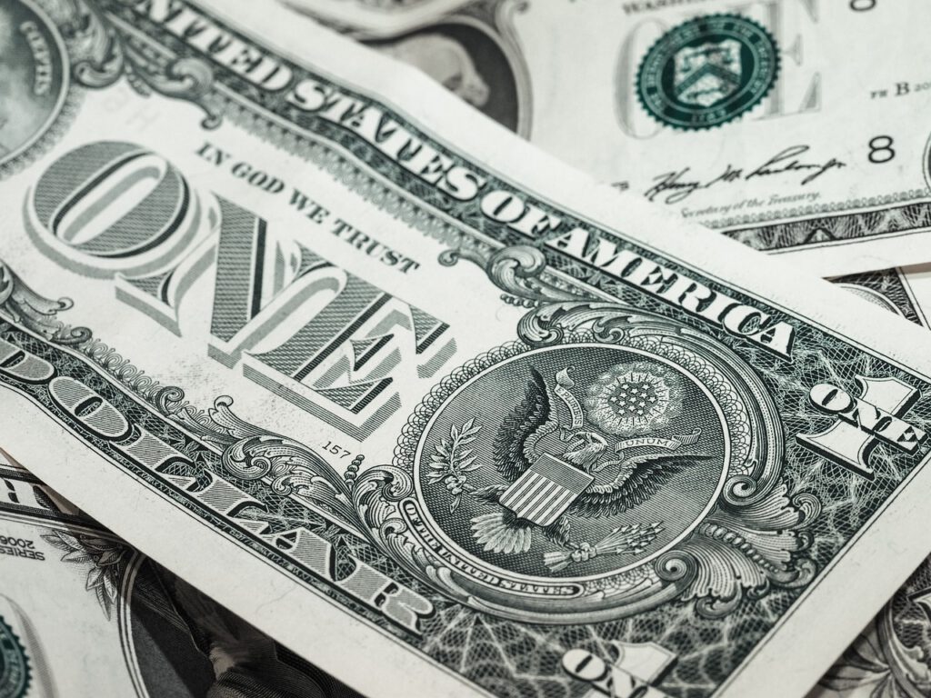 La marca de los amos del mundo: ¿Un alien en el dólar?