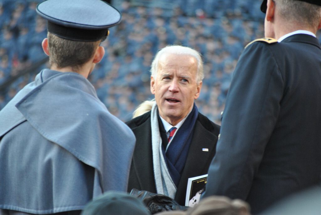 Extraño comportamiento de Biden en la cumbre del G7