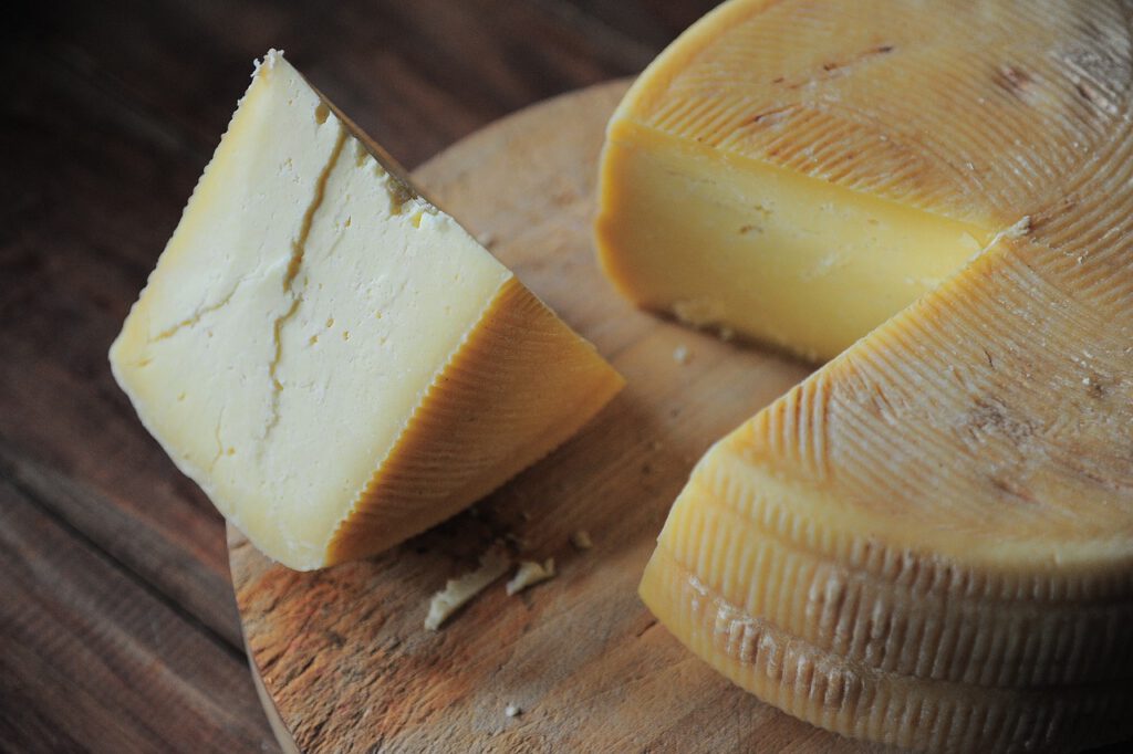 Revelan un impacto inesperado del queso en la salud