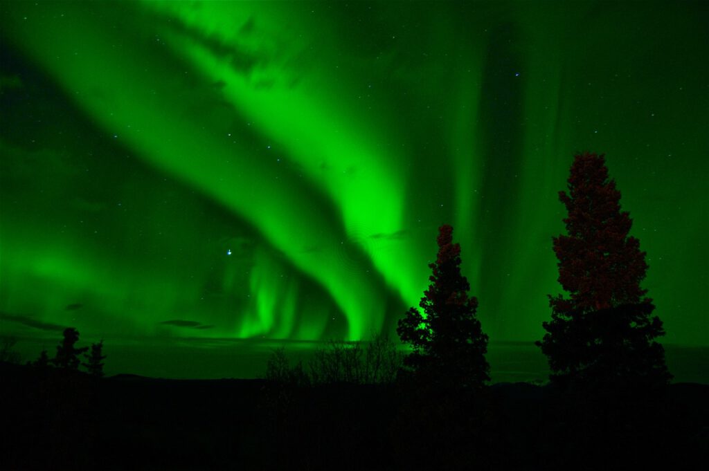 Las descargas eléctricas asociadas con las auroras podrían amenazar a la Tierra