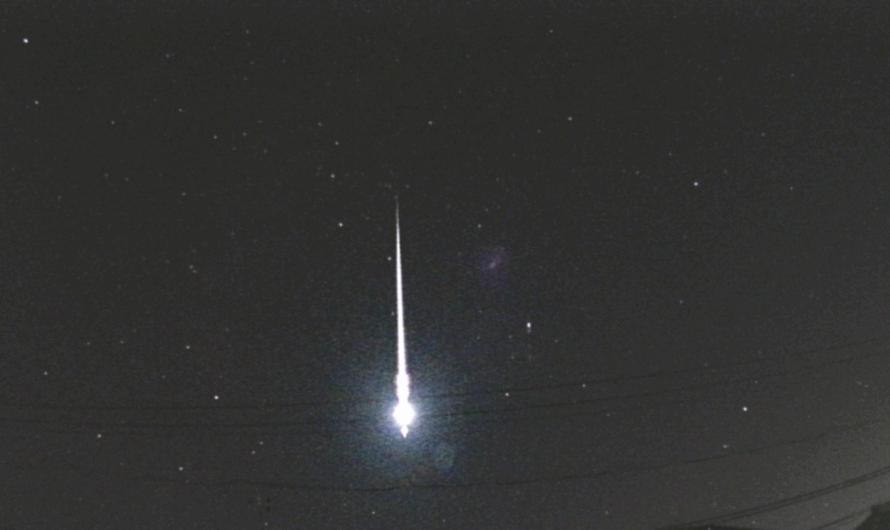 Una potente bola de fuego ilumina los cielos japoneses